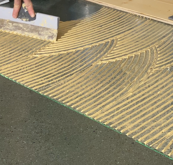 Voiko Puudelicatessenin parketit liimata alustaan?